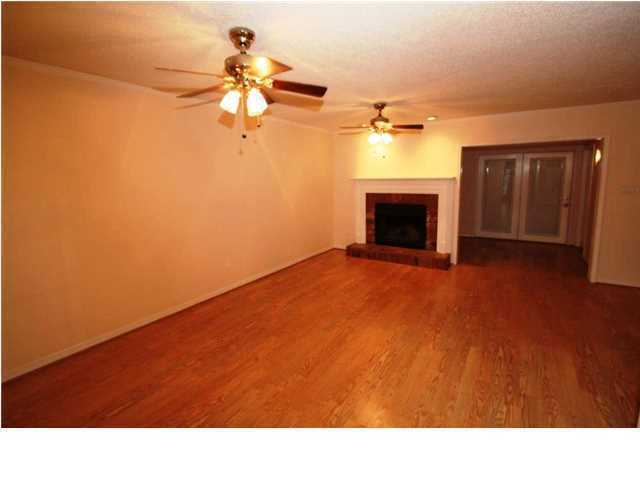 Building Photo - 2/2.5 Townhome Close to USA campus