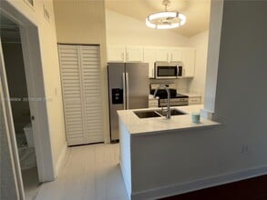 Building Photo - 2851 N Oakland Forest Dr