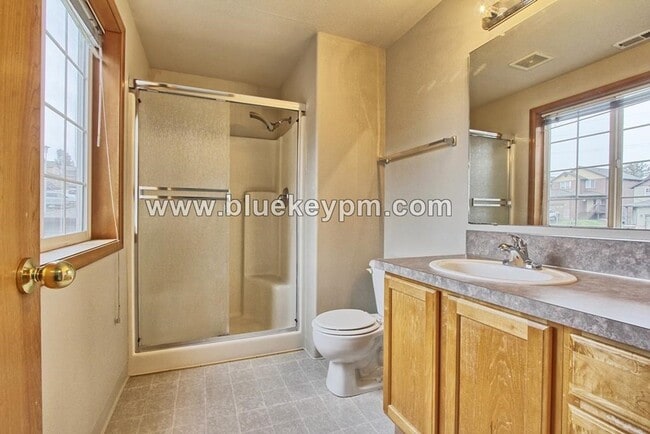 Building Photo - 3 bed 2.5 Bath Townhome in Evergreen Neigh...