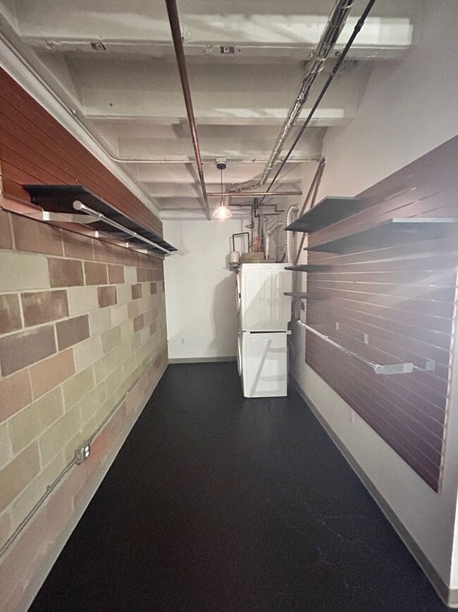 Building Photo - Updated & Spacious Studio Home