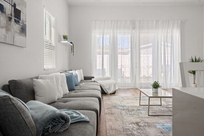 Building Photo - Gorgeous New Constriction House in Tampa