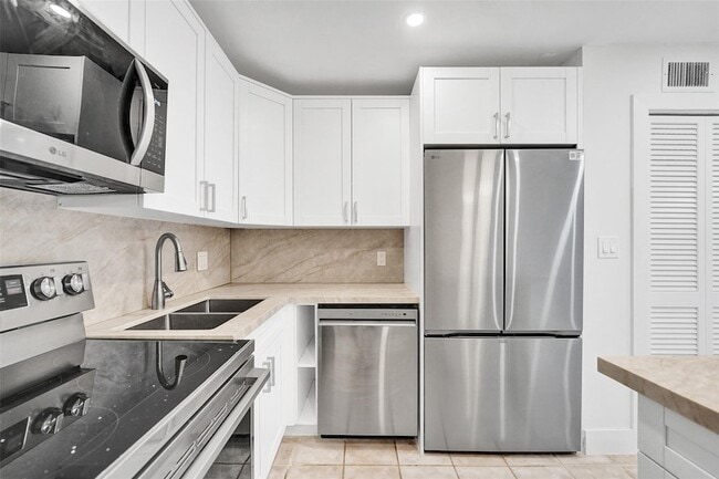 Building Photo - 4040 N Hills Dr