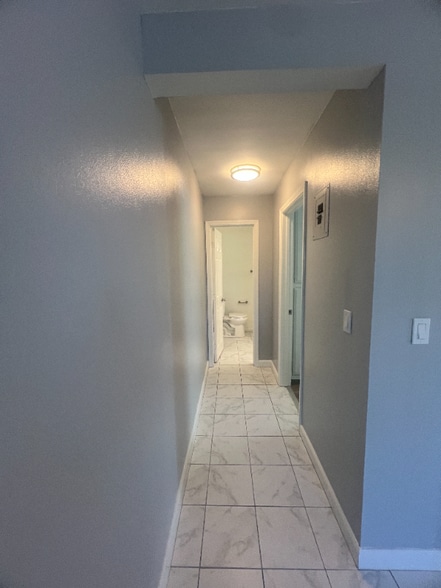 Building Photo - 900 S Highland Ave