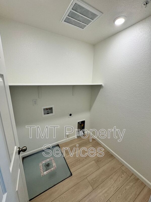 Building Photo - 1372 Redford Wy