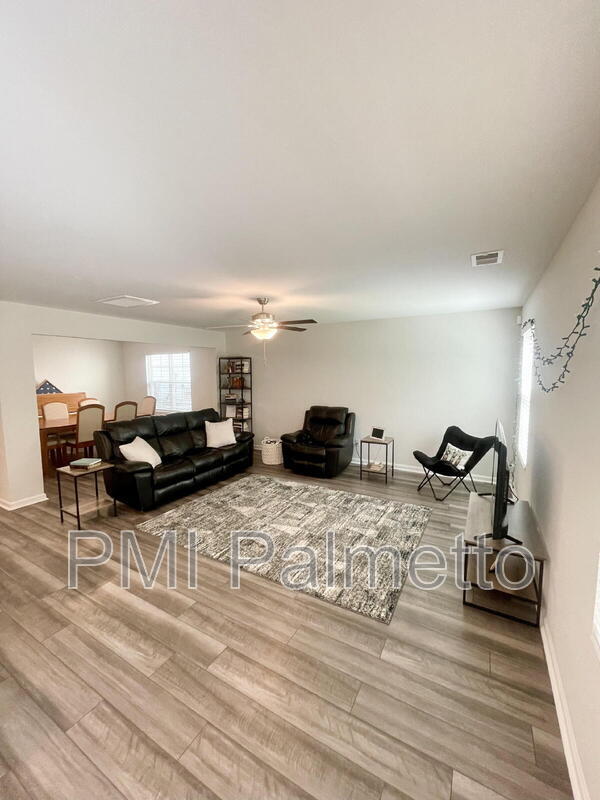 Building Photo - 633 Wooster Dr