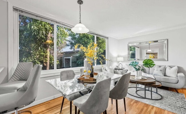 Building Photo - Spacious 1 bedroom 1 bathroom top floor unit in a highly desirable west side location!