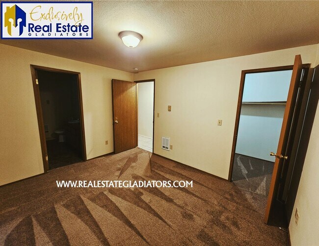 Building Photo - 4 Bed 2.5 Pet Friendly Home in Wilderness Rim