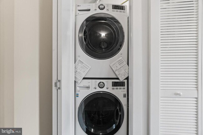 Building Photo - 1605 F St NE