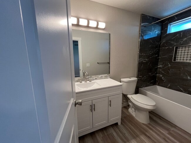 Building Photo - Remodeled cozy home in North Redding!