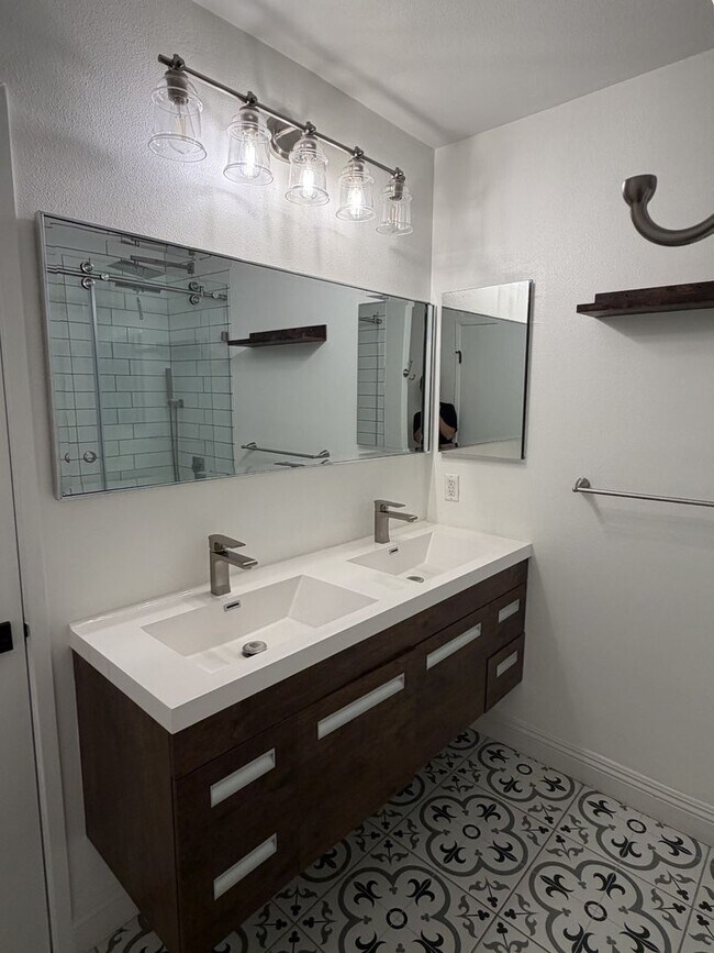 Building Photo - Updated modern townhouse 3 bed 1.5 bath