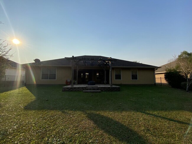 Building Photo - 2722 Lakes Edge Ln