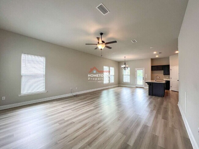Building Photo - Beautiful 3 bedroom home centrally located...
