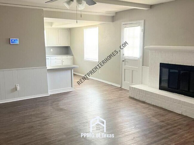 Building Photo - 10904 N Linn Ave