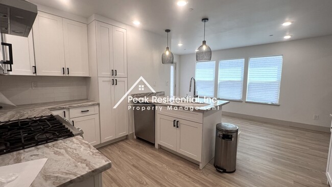 Building Photo - Updated 3bd/2b Home Near UCD Med Center!