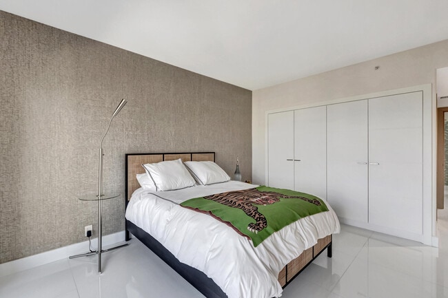 Building Photo - 4301 N Ocean Blvd