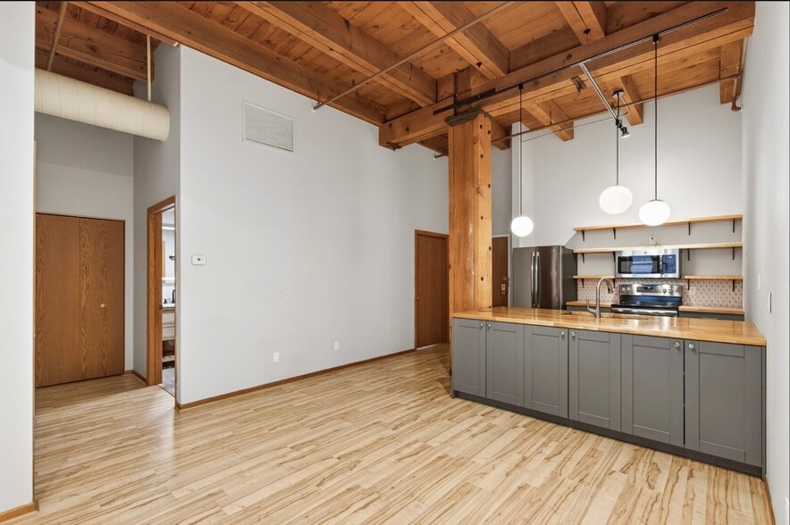 Building Photo - 400 N 1st St