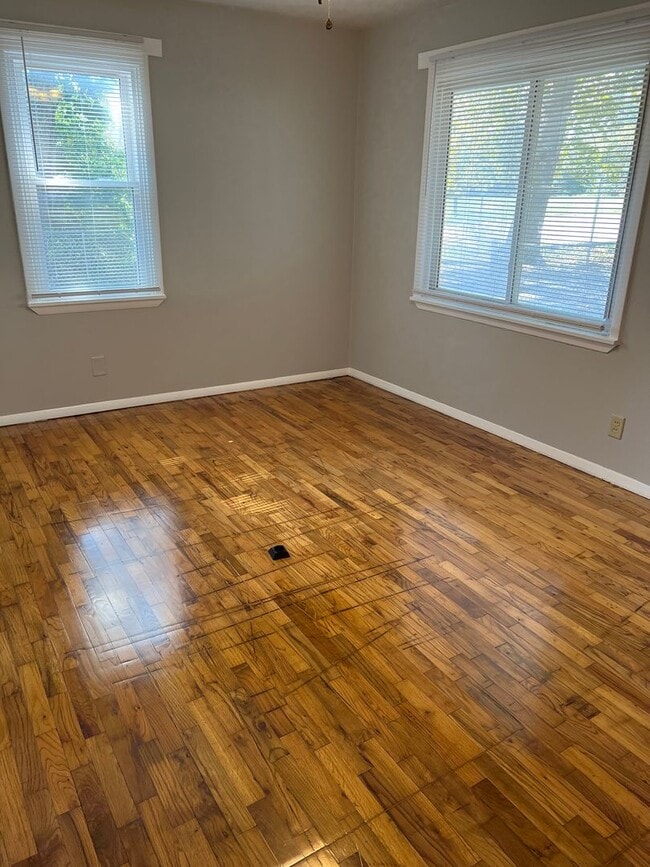 Building Photo - Don't miss out on this cozy home!