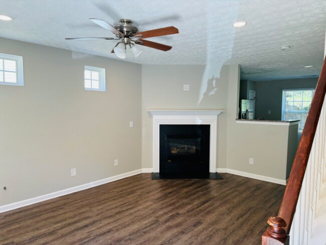 Building Photo - 208 Oak Grove Way