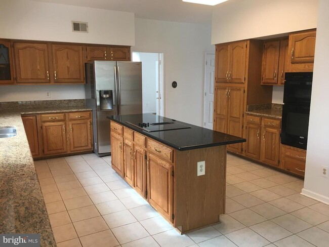 Building Photo - 5430 Ashleigh Rd