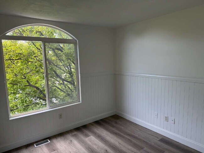 Building Photo - "Charming, newly renovated, 4-Bed, 3-Bath ...