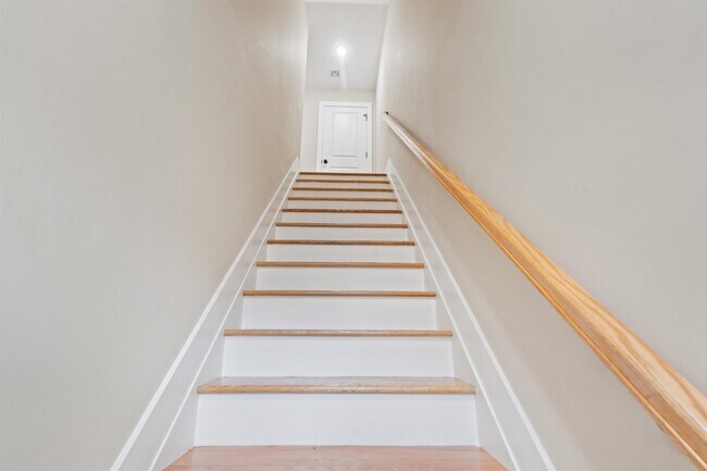 Building Photo - 277 Pearsall Ave