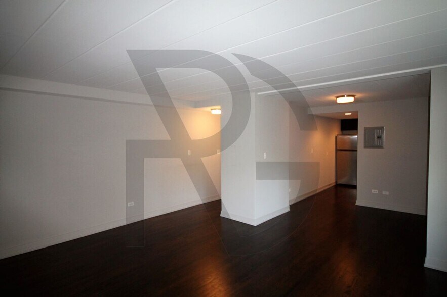 Building Photo - 6119 N Kenmore Ave