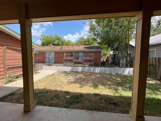 Building Photo - Amazing detached 2/2.5 duplex in Central Austin!!!