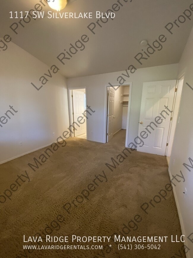 Building Photo - 1117 SW Silver Lake Blvd