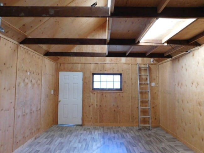 Building Photo - 3Bd/1Ba Two Story House w/ Basement - Avai...