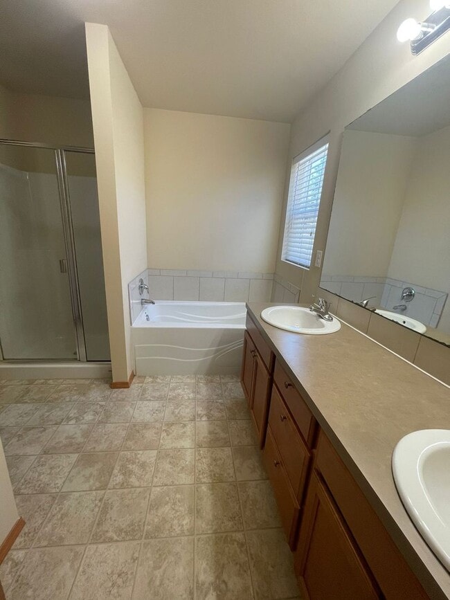 Building Photo - Spacious and Modern 4-Bedroom Home in Everett