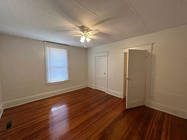 Building Photo - 1308 W Chapel Hill St