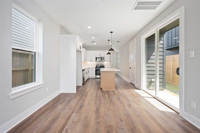 Building Photo - 8006 Sunbury St