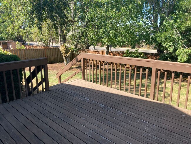 Building Photo - Three Bedroom Home in South Salem, Large Yard