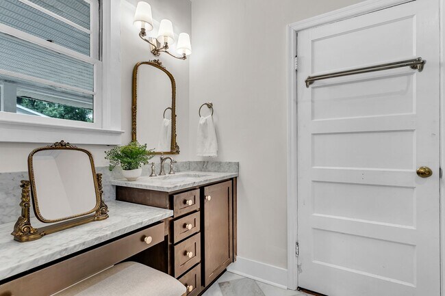 Building Photo - Completely Renovated Charming - 3 bedroom 2 bathroom home - 1108 Bonventure Rd, Savannah GA