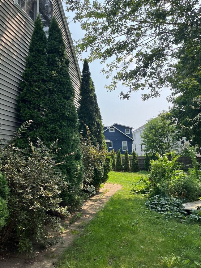 Building Photo - Rare Find Single Family Home in South Port...