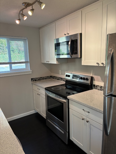 Building Photo - 1620 Kent Des Moines Rd