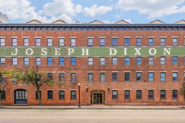 Building Photo - 357 Varick St