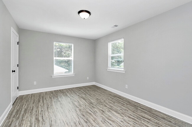 Building Photo - 915 Yellowstone Dr
