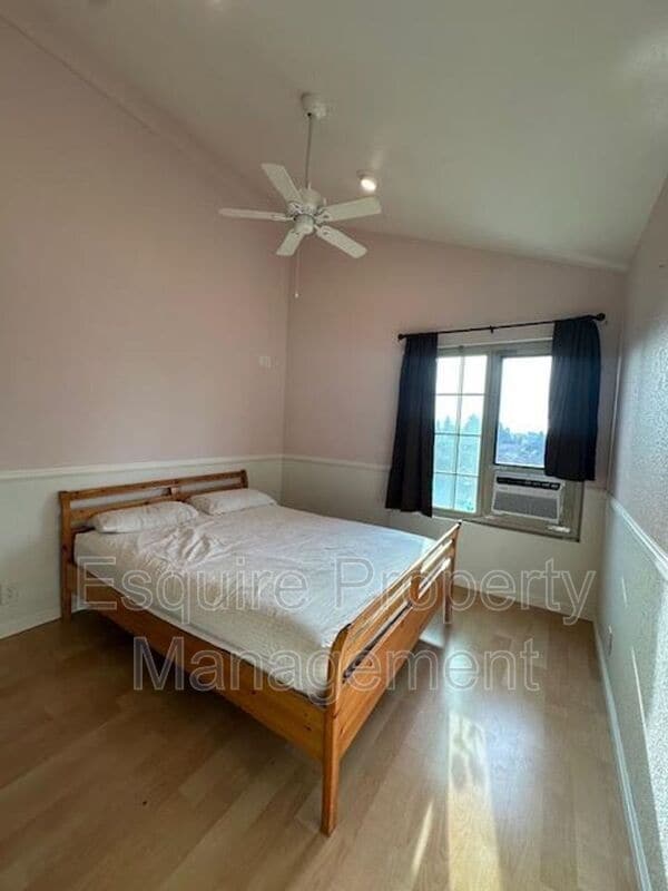 Building Photo - 1038 Green Lawn Ave