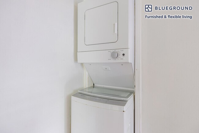 Building Photo - 136 S Roxbury Dr