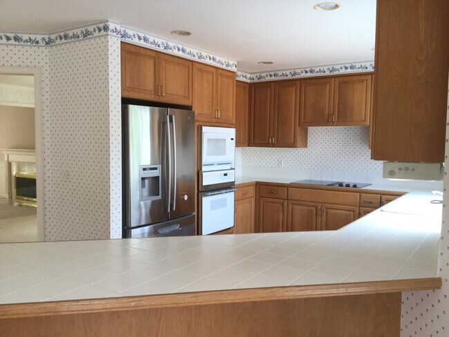 Building Photo - RARE OPPORTUNITY - 4 beds and 2.5 bath in ...