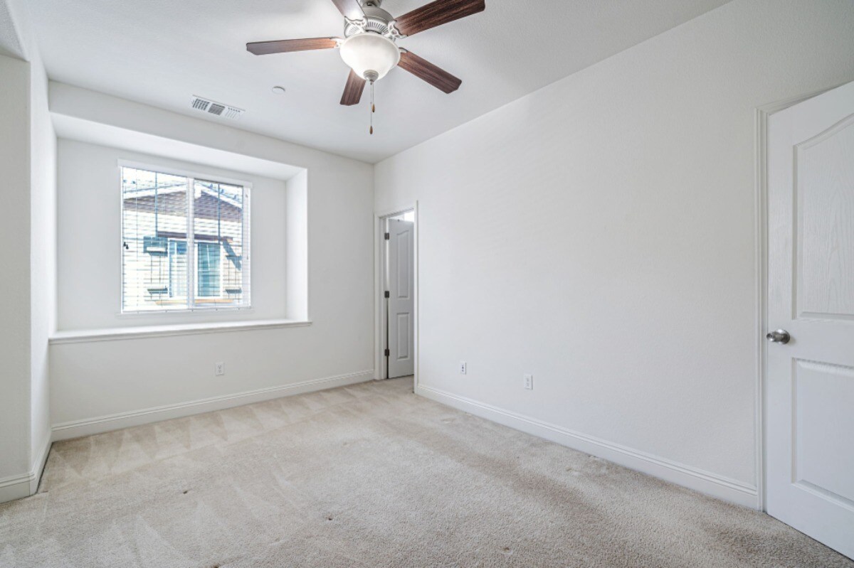 Building Photo - 6704 S Mariposa Ln