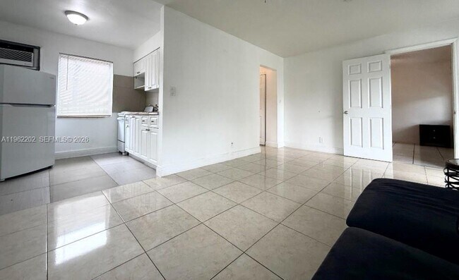 Building Photo - 823 NE 10th St