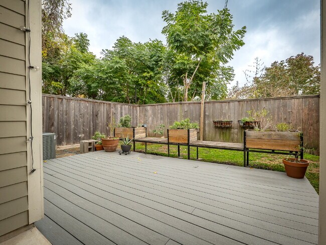 Building Photo - "Charming 4-Bed Houston Haven with Elegance on East 32nd Street!"