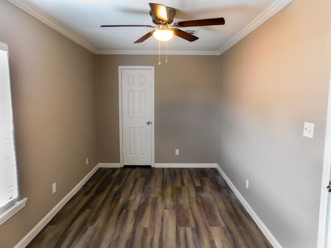 Building Photo - Room For Rent