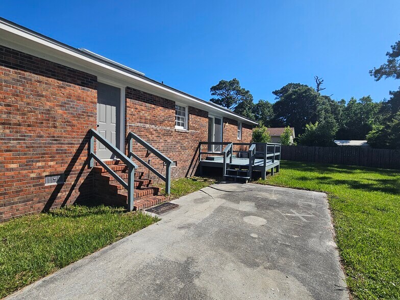 Building Photo - 404 Millhouse Rd