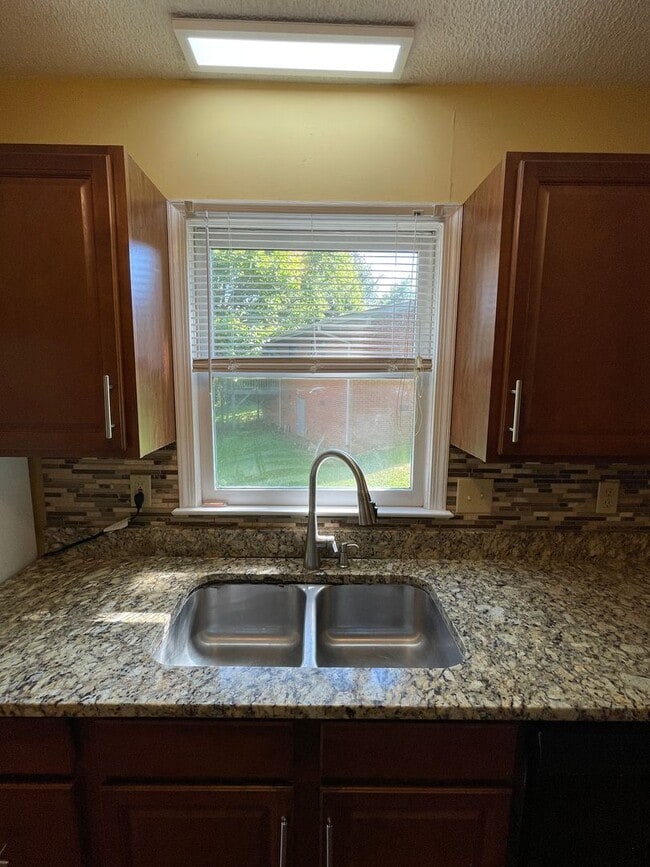 Building Photo - Inviting, updated 4br 3.5ba duplex w/ park...