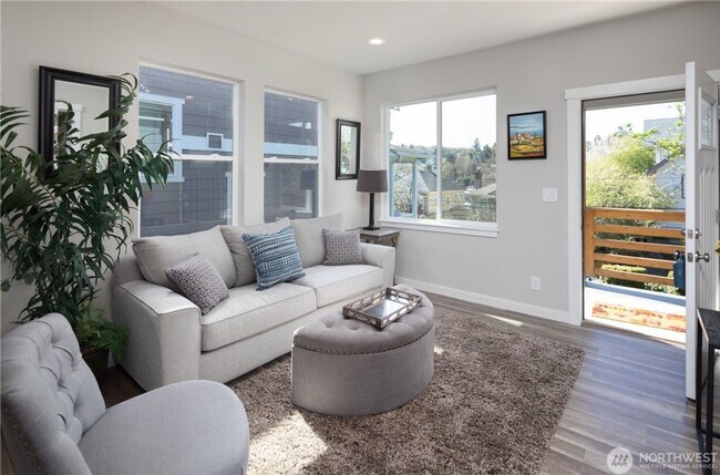 Building Photo - Roomy Updated Columbia City Home for Lease