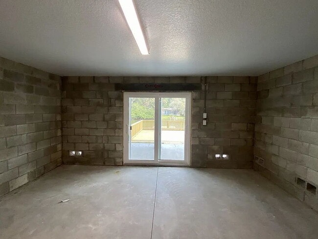 Building Photo - Waterfront 3 bedroom townhome with dock!