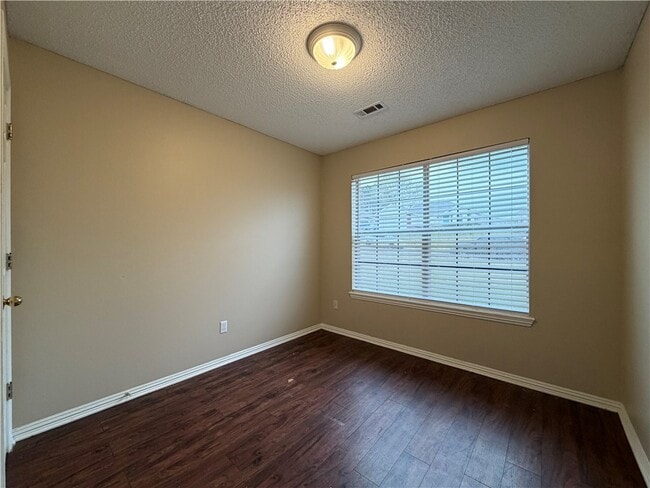 Building Photo - 2616 Meadow Lake St